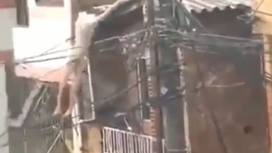 Video: se tiró desnudo de un tercer piso para huir del marido de su amante