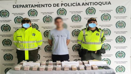 La Policía de Colombia publicó una foto de dos agentes con tapabocas añadidos con Photoshop y los memes no tardaron en aparecer