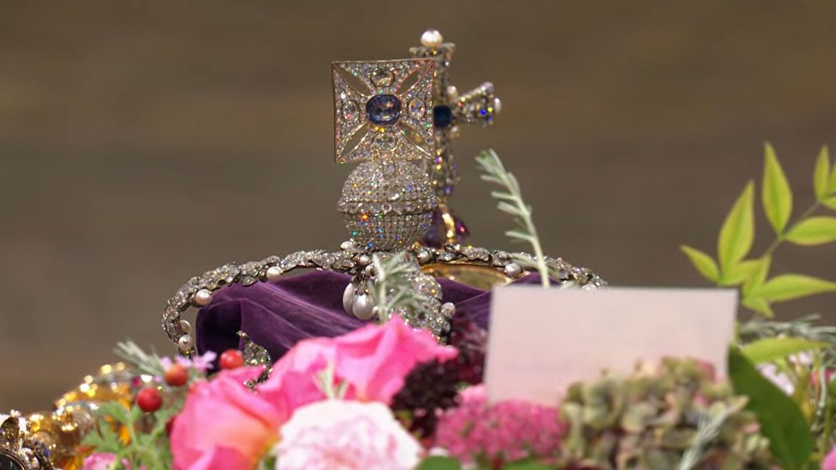 La corona real, símbolo del poder de la monarca, con una carta a su lado, escrita por el rey Carlos III (Foto: Captura de TV)
