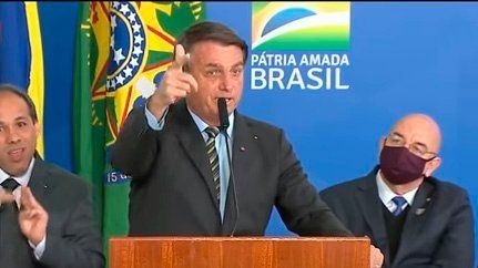 Un día después de amenazar con partirle la cara a un reportero, Bolsonaro llamó cobardes a un grupo de periodistas
