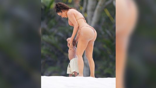 Kim Kardashian muy sexy en las playas de México con sus hijos