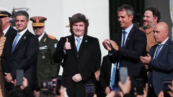 Milei abrazó a Jorge Macri en el Tedeum y dejó atrás el desplante que había marcado la relación con el PRO. (Foto: Reutes).