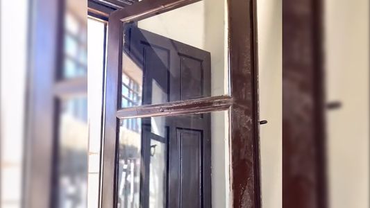 Mostró el truco definitivo para que los vidrios queden perfectos: Como un espejo