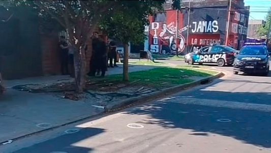 Estaban haciendo un vivo en las redes y les tirotearon la puerta casa: Todos al piso