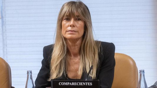 Pedro Sánchez en su peor momento: la justicia procesó a su esposa por cuatro causas de corrupción