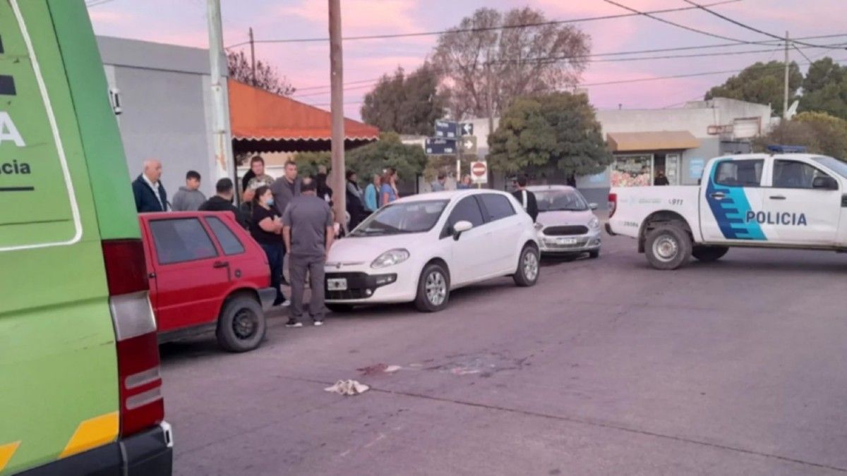 Quiso esquivar la puerta abierta de n auto y terminó de forma trágica. Ocurrió en Bahía Blanca.&nbsp;