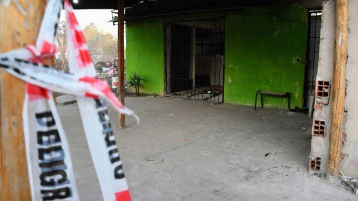 Doble crimen en Rosario: asesinaron a una mujer y a su hija adolescente. (Foto: Juan José García)