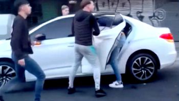 Una patota se bajó de un auto para orinar y vomitar y terminaron a las piñas con el encargado del edificio
