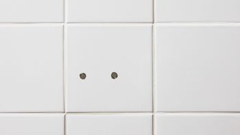 Cómo tapar agujeros de azulejos: el TRUCO fácil para que queden como nuevos