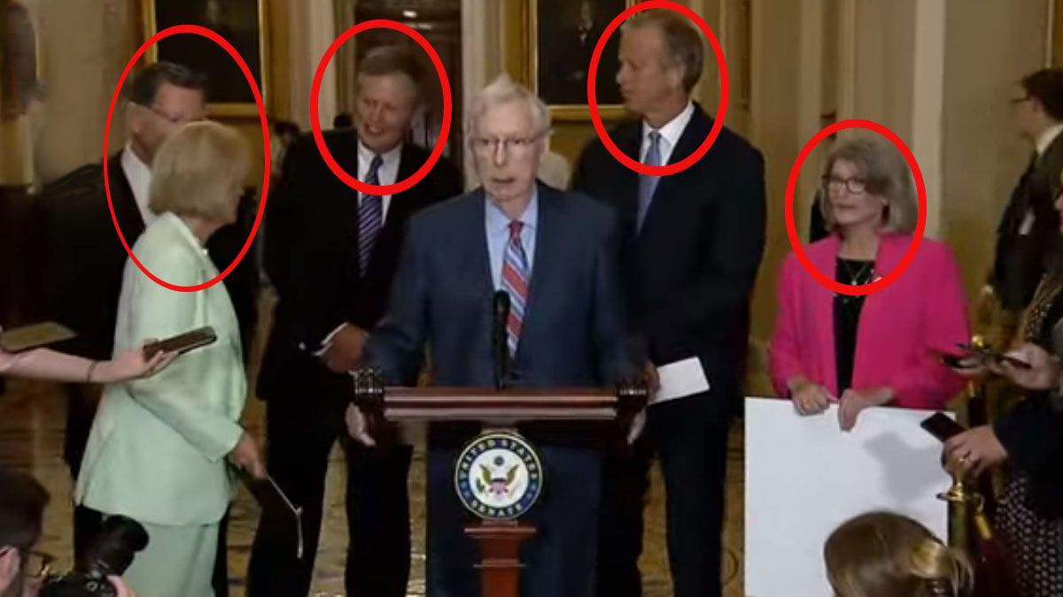 Durante 24 segundos el senador McConnell estuvo de pie, pero paralizado, mientras ninguno de sus colabores se dio cuenta de lo que suced&iacute;a. (Foto: Captura de TV)