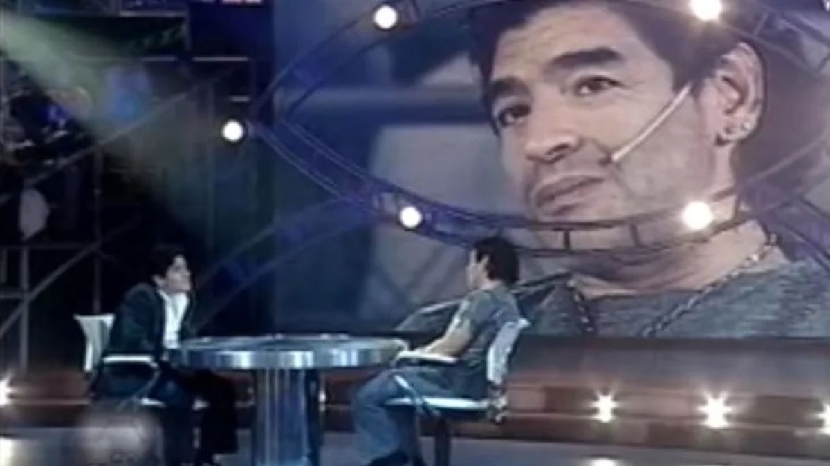 Diego Maradona se entrevist&oacute; a s&iacute; mismo durante La noche del Diez, el programa de tv que condujo en la pantalla de El Trece durante 2005, y le vali&oacute; un premio Mart&iacute;n Fierro como mejor producci&oacute;n integral.&nbsp;