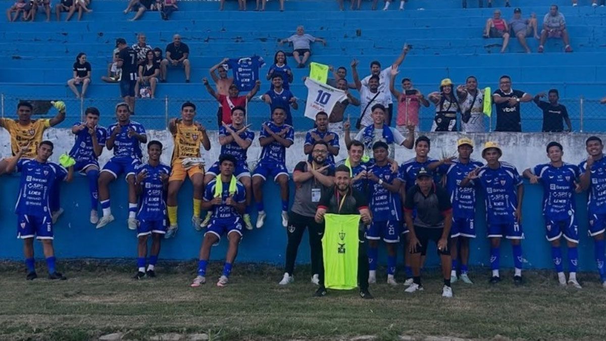 Tragedia en el fútbol: el micro en el que viajaba un equipo chocó al regresar de un partido y murió el preparador físico