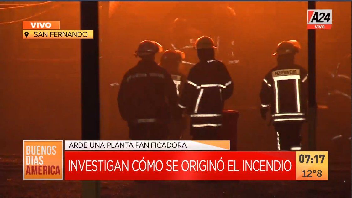 Más de 20 dotaciones de bomberos en la panificadora de San Fernando (Foto: captura TV).