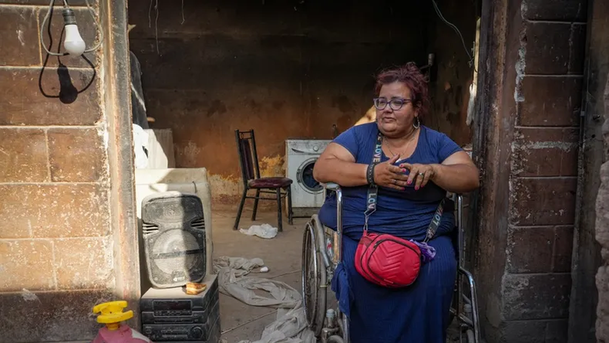 La mujer, quien padece diabetes y está en silla de ruedas, regresaba del médico cuando se topó con una intensa llamarada que salía del interior de su casa. (Foto: gentileza Tiempo de San Juan) La mujer, quien padece diabetes y está en silla de ruedas, regresaba del médico cuando se topó con una intensa llamarada que salía del interior de su casa. (Foto: gentileza Tiempo de San Juan)