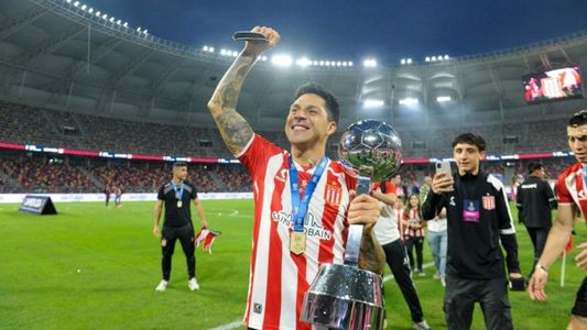 El palazo de Enzo Pérez a Martín Demichelis tras la consagración con Estudiantes