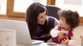 ANSES anunció una asistencia para MADRES de $108.000 para AGOSTO: cómo anotarse (Foto: archivo)