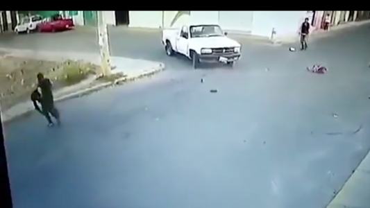 Un auto atropelló y mató a nene que caminaba de la mano con su mamá