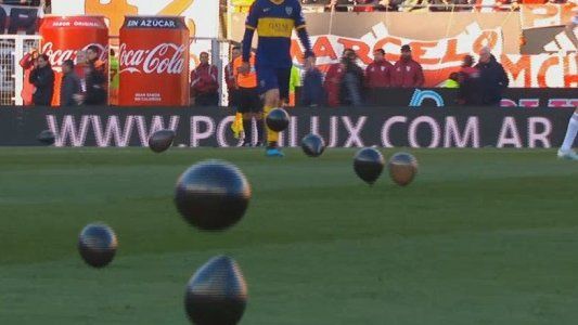 Los globos negros que lanzaron los hinchas de River para cargar a Boca por la final de Madrid