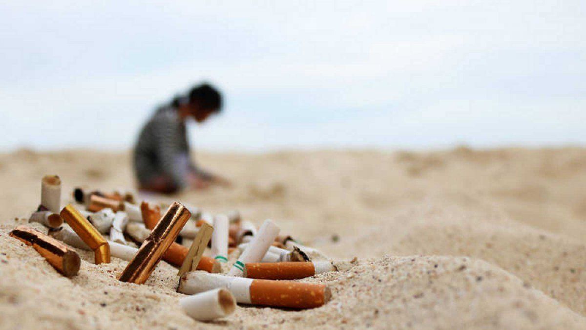 Alertan por la contaminación con colillas de cigarrillos en las playas: juntan más de 4.000 por hora