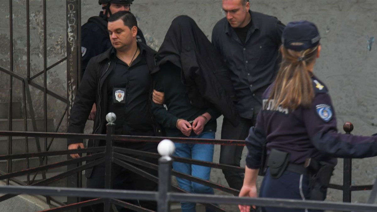 La polic&iacute;a retira encapuchado al alumno de 14 a&ntilde;os que asesino a 8 de sus compa&ntilde;eros en una escuela de Belgrado, Serbia (Foto: Gentileza Sky News)