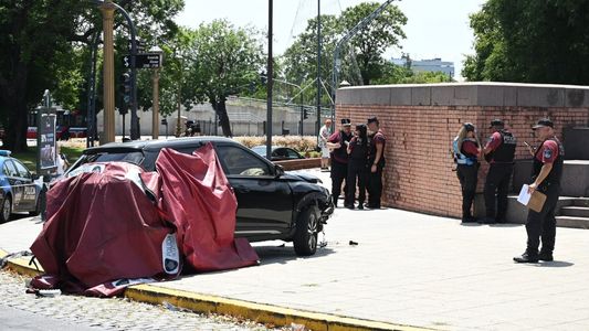 Accidente fatal en Recoleta: perdió el control de su auto, se subió a la vereda y mató a un turista