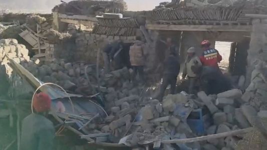 IMPACTANTES IMÁGENES | Un potente terremoto dejó al menos 126 muertos y hay desaparecidos
