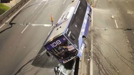 Impactante choque en la General Paz: un colectivo quedó colgado sobre el muro de contención
