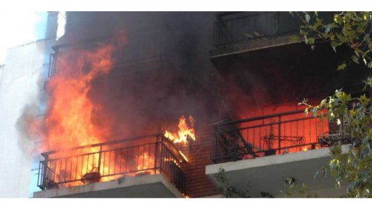 Estaba quemando las cartas de amor de su ex novio pero terminó incendiando el departamento entero