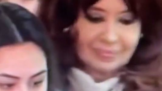 El curioso gesto de Cristina Fernández de Kirchner cuando estaba en la fila para votar