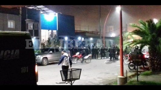 Motín en el penal: hay guardiacárceles tomados de rehenes y quema de colchones