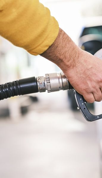 Aumento en la nafta: qué porcentaje del salario mínimo se gasta en llenar el tanque