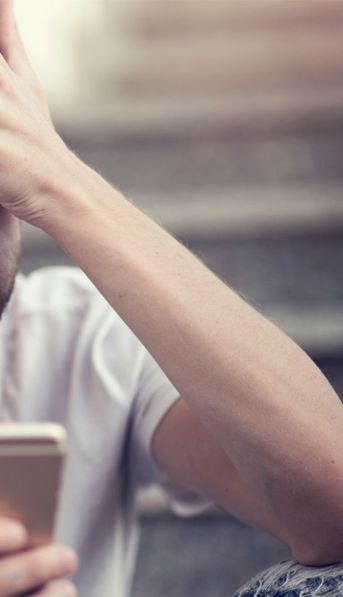Descubrió que su novia lo engañaba gracias a un sticker de WhatsApp