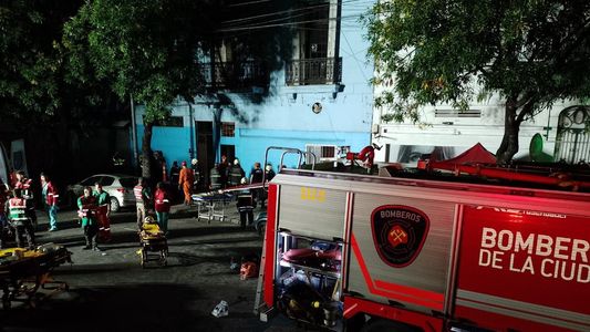 Tragedia en Floresta: se derrumbó una casa y murieron una nena de 12 años, un joven de 19 y hay 25 heridos