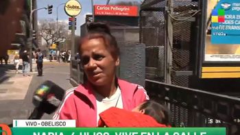 El drama de una mujer que quedó en situación de calle con sus 4 hijos a metros del Obelisco