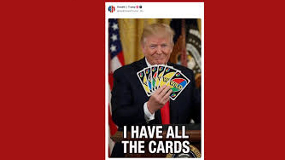 El curioso mensaje de Trump con cartas tipo el popular juego 