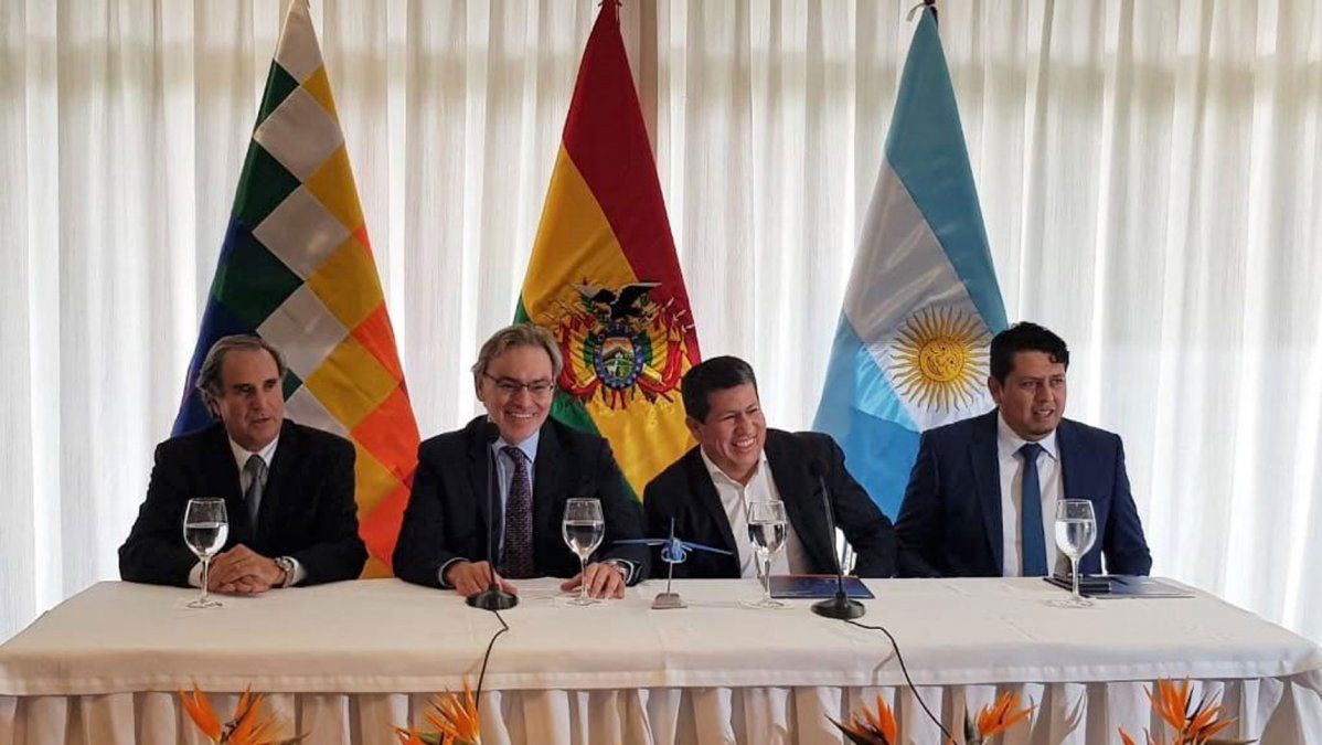 Argentina firmó un nuevo contrato de gas con Bolivia y le ofreció un avión Pampa si sobrecumple el acuerdo