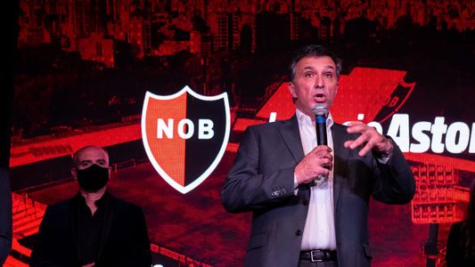 El presidente de Newells rompió el silencio por la bandera de Los Monos de la barra: No es...