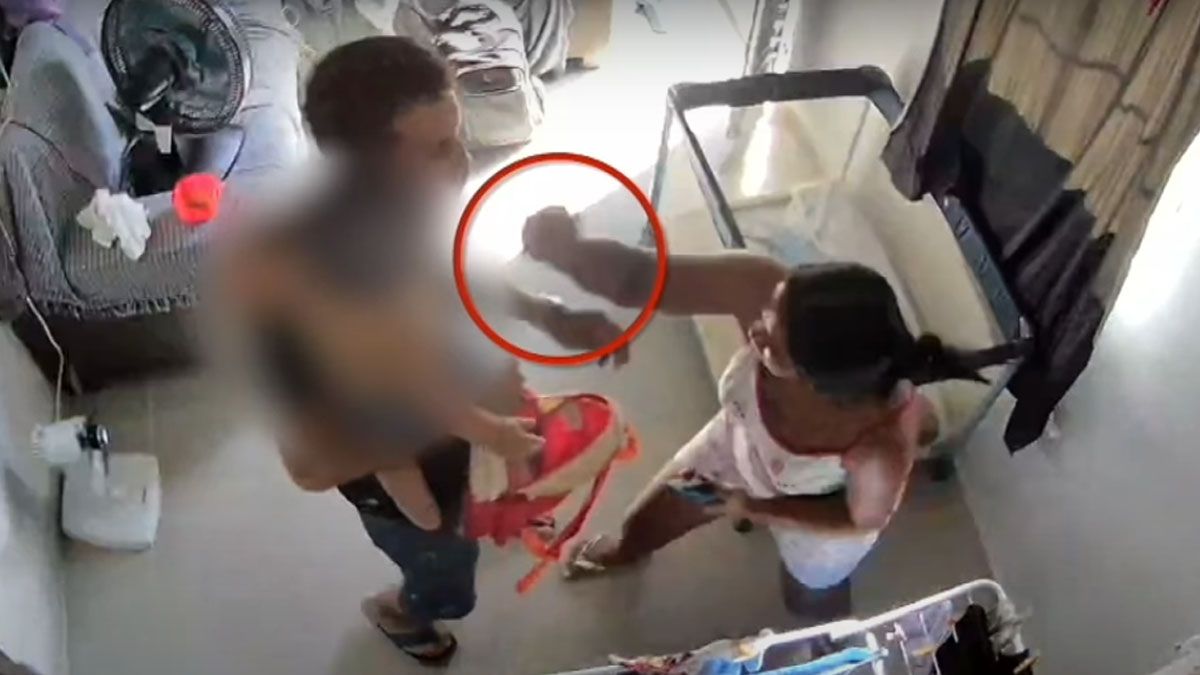 El momento en que la mujer le clava un cuchillo en el pecho a su exmarido. Le produjo una herida mortal. (Foto: captura de TV)
