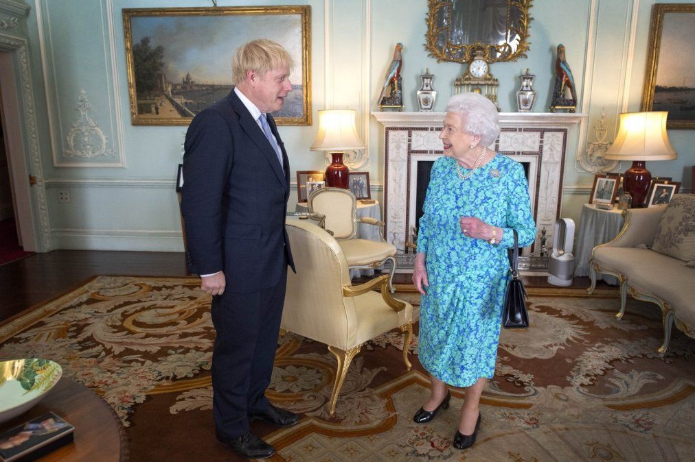 Sacudón en Europa: La Reina Isabel II aprueba el pedido de Johnson de suspender el Parlamento británico