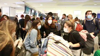 Por el DNU del Gobierno, advierten que miles de argentinos quedarán varados en el exterior