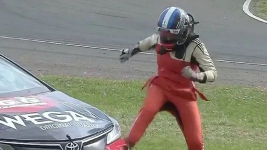 Locura en el Turismo Nacional: una corredora se enfureció y terminó a las patadas contra el auto de un rival