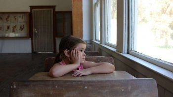 Una maestra le ató las manos a la silla a una nena con autismo
