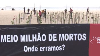 Cruces y flores en la playa de Río de Janeiro, como protesta por las 500.000 muertes por la pandemia (Foto: AP).