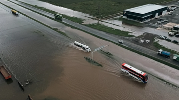 La dramática situación de dos micros varados por la lluvia. La dramática situación de dos micros varados por la lluvia.