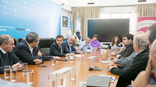 En medio de la tensión por la falta de gasoil, el transporte de carga acordó una suba de la tarifa de referencia