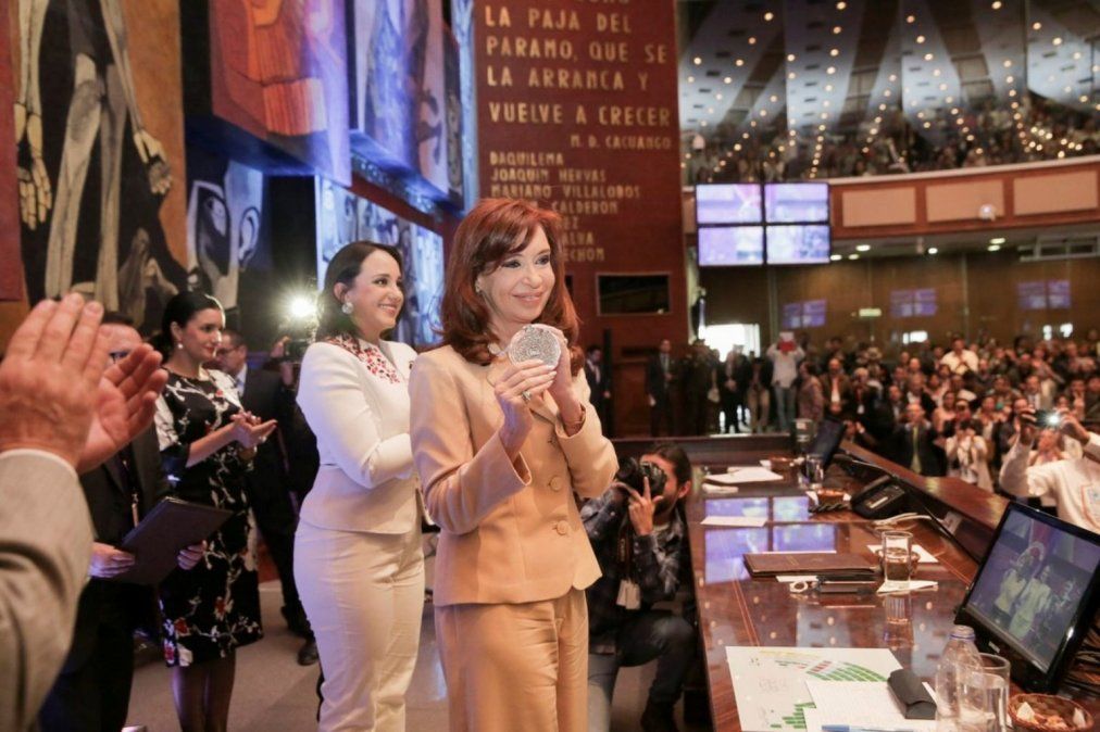 En Ecuador piden retirarle una condecoración a Cristina por las distintas causas de corrupción que enfrenta