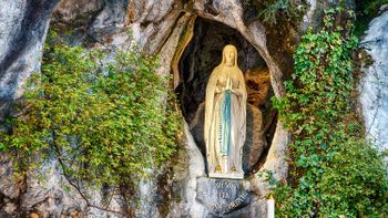 Cada 11 de febrero, la Iglesia católica recuerda las apariciones de la Virgen María a Bernardita Soubirous en Lourdes, Francia, y celebra el Día Mundial del Enfermo
