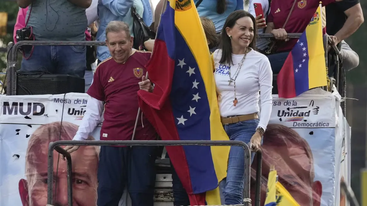 Mar&iacute;a Corina Machado junto a Edmundo Gonz&aacute;lez Urrutia en un evento de campa&ntilde;a. (Foto: AP)