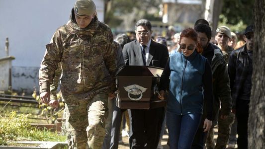 Dolor en el entierro de uno de los soldados muertos en el vuelco del camión del Ejército en San Martín de los Andes