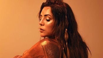 La producción sensual y con brillos dorados de Candelaria Tinelli